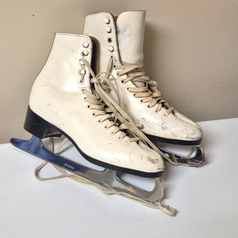 CCM Women's Figure Ice Skates Size 7 in  White color